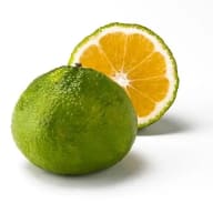 En lime med ett segment skuret och synligt fruktkött.