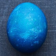 Ett ägg på en texturerad yta.