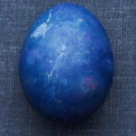 3. Färga ägg mörkblå med blåbär