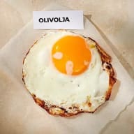 Ett stekt ägg på ett papper med texten 