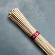 En bunt träpinnar ligger på en yta.