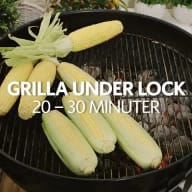 Majskolvar på grillen med texten Grilla under lock 20-30 minuter.