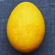 2. Färga ägg gula med gurkmeja