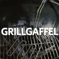 En grillgaffel på ett grillgaller