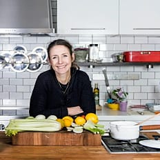 Johanna westman i ett kök.