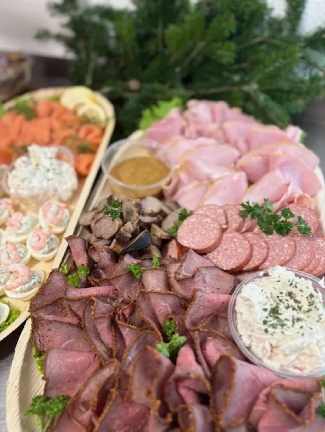 Fat med uppdukat kallskuret, skivade charkuterier och små röror.