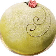 Rund tårta toppad med en sockerros och snirklat dekorationsmönster.