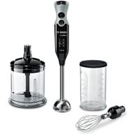 En stavmixer med tillbehör inklusive mixerbehållare, visp och mätbägare.