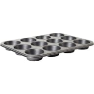 En muffinsplåt med tolv runda fördjupningar.