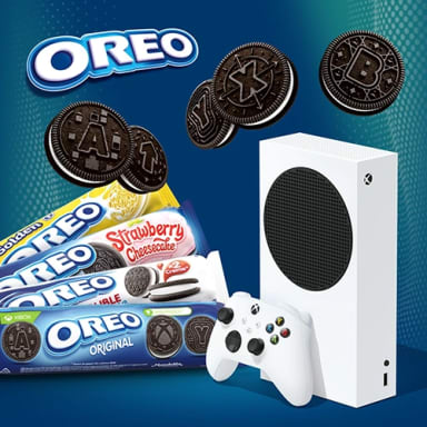 Oreo-förpackningar och ett x-box med konsol.