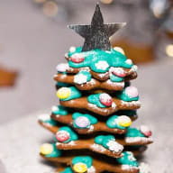 Pepparkaksgran med grön kristyr och godis.