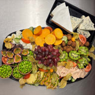 Potatissallad, exotiska frukter, grönsaker, två sorters dessertostar, falafel, mozzarellabollar, sojabönor och vegetariskt pålägg.