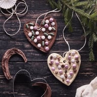 Hjärtan av choklad dekorerade med godis
