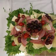 Smörgåstårta med skinka, ost, brie, vindruvor och körsbärstomater.