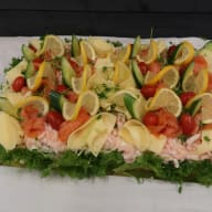Smörgåstårta med lax, räkor, citron och körsbärstomater.