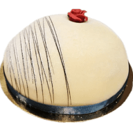 Kupolformad tårta med en liten ros på toppen och tunna dekorativa ränder. Täckt med vit marsipan.