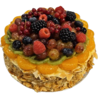 Frukttårta toppad med blandade bär och fruktskivor, med mandelspån längs sidorna.