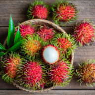 Rambutan som ligger i en skål.
