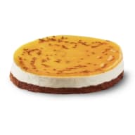 Cheesecake med cream cheese fyllning toppad med passionsfruktstäcke.