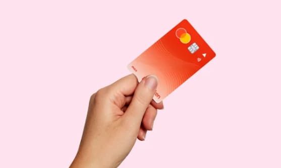 En hand håller ett betalkort.