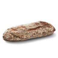 Avlångt surdegsbröd Levain med sprucken, knaprig skorpa.