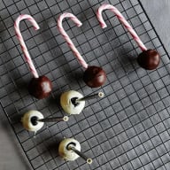 Polkagrisar och chokladbollar ligger på ett galler.