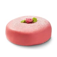 Klassisk prinsesstårta med rosa marsipan, toppad med florsocker och en rosa ros med gröna blad.