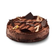 Lyxig chokladtårta med siktad kakao och toppad med chokladdekor