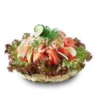 Smörgåstårta toppad med räkor, lax, ägg, sallad och dill.