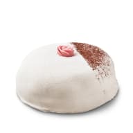 Vit marsipantårta dekorerad med siktad kakao och en rosa marsipanros.