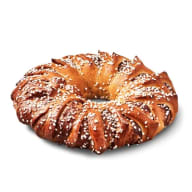 Ringformat kanelbakverk toppat med pärlsocker.
