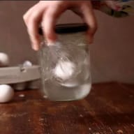 2. Skaka ägg i en glasburk med vatten
