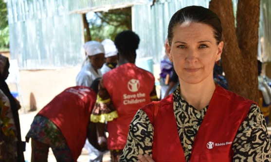 En person med rädda barnen-väst.