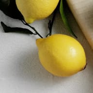 citron med blast ligger på bord