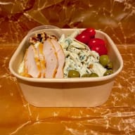 Matlåda med skivad kyckling, pastasallad, oliver och körsbärstomater.