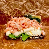 Räksmörgås i plastförpackning med räkor, ägg, salladsblad, dill och citron.