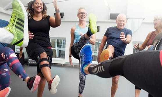 Människor tränar pass hos Friskis och Svettis