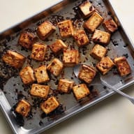 Tärningar av tofu ligger på en bakplåt.