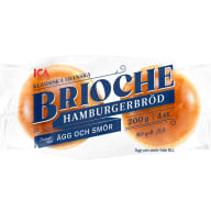 En förpackning med fyra hamburgerbröd av briochetappning ligger på en vit bakgrund.