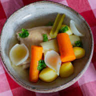 Kycklinglår i buljong med grönsaker och potatis.