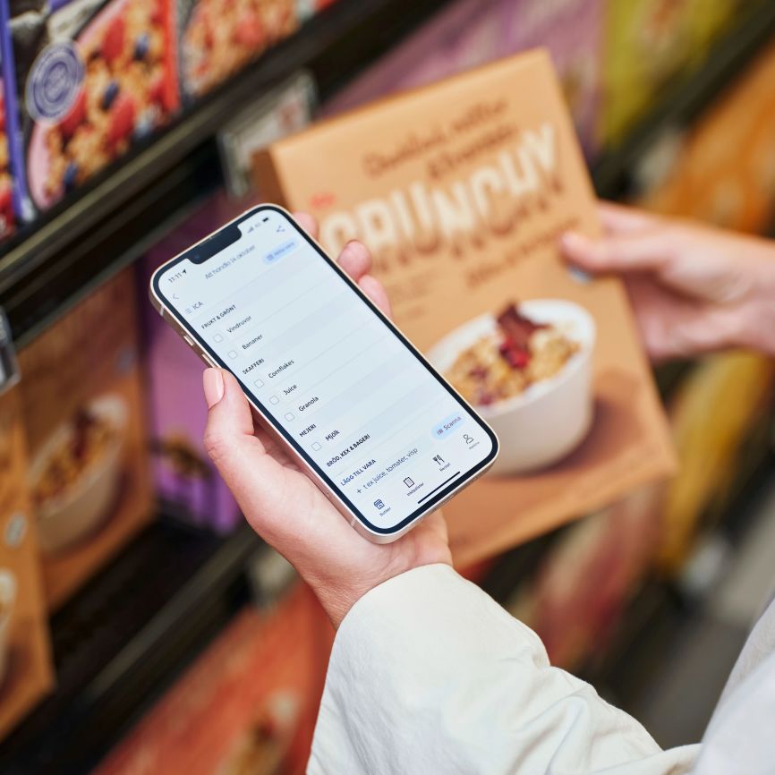 Kund använder ICA-appen i butik
