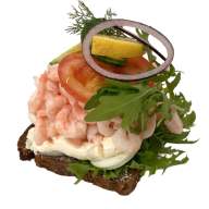 Öppen smörgås toppad med räkor, kokt ägg, sallad och citronskiva.