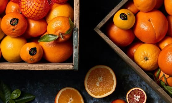 En låda med söta, syrliga och uppfriskande citrusfrukter.