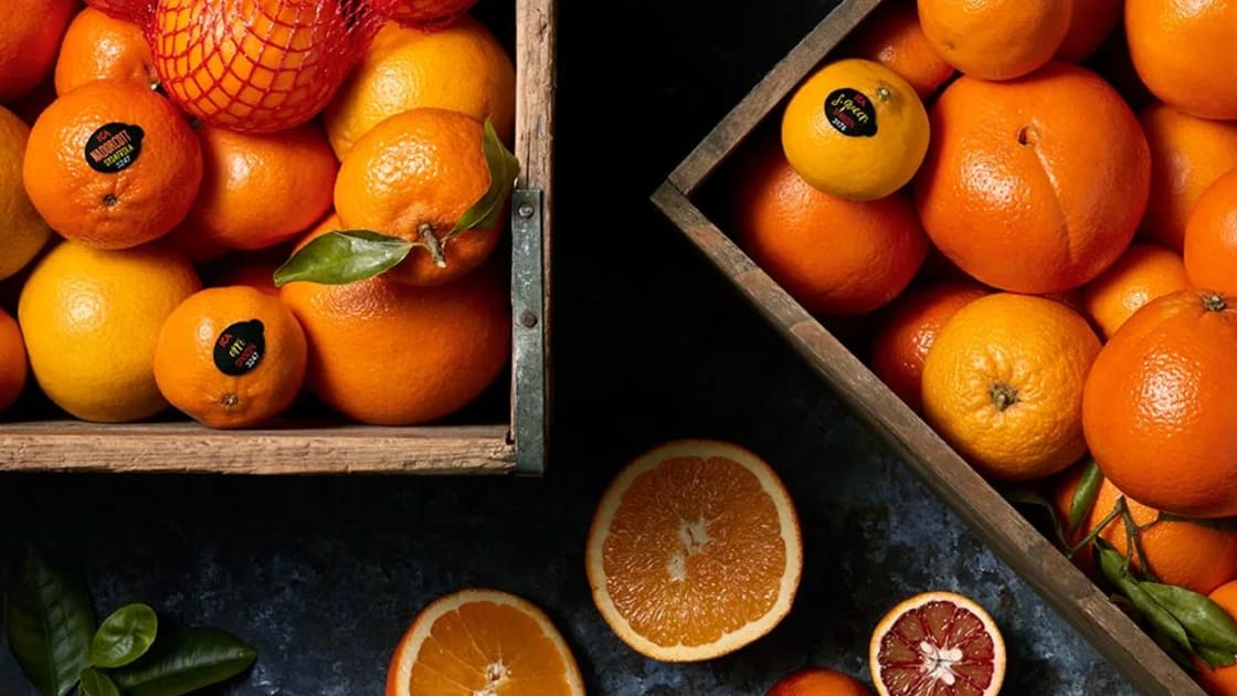 En låda med söta, syrliga och uppfriskande citrusfrukter.