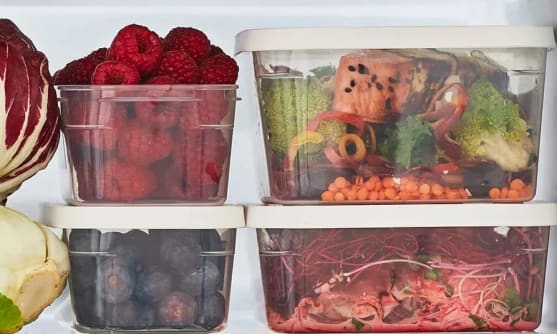 Matlådor i travar med olika innehåll.