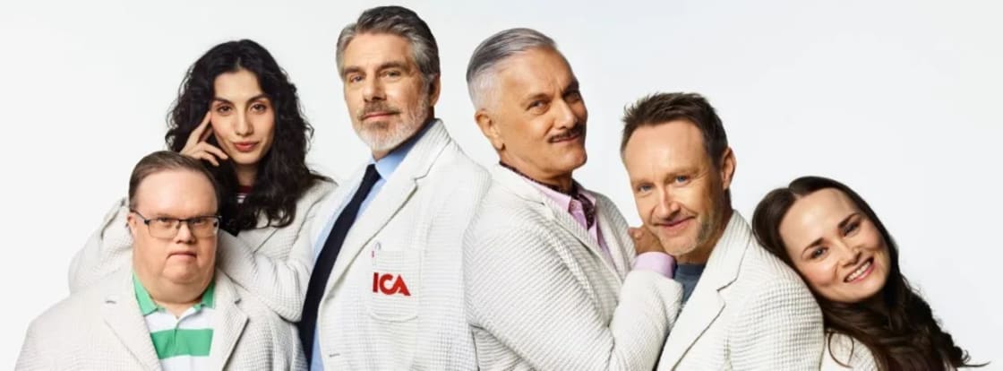 Sex personer från ICAs reklamfilm poserar framför en ljus bakgrund.