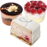 Bild med prinsessbakelse, chokladbakelse och jordgubbsbakelse.