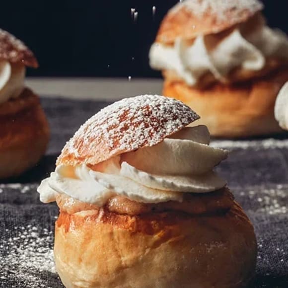 Hetvägg - semla i mjölk | ICA Buffé