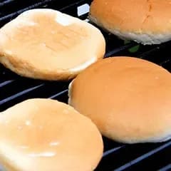 Grillad amerikansk mat recept | ICA Hamburgare med klyftpotatis och colslow Bild från Memphis