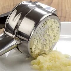 Grillad blomkål recept | ICA Grillkarré med getostkräm